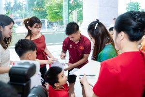Cầu Thủ Đội Tuyển Việt Nam - Nguyễn Quang Hải kí tặng fan